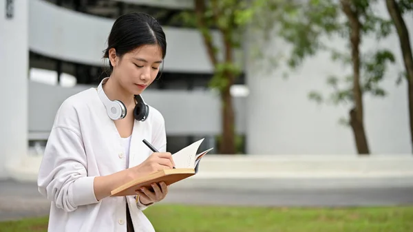 Een Gefocuste Jonge Aziatische Studente Een Comfortabel Vest Zit Aan — Stockfoto