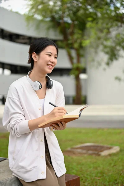 Een Portret Van Een Mooie Gelukkige Jonge Aziatische Studente Een — Stockfoto