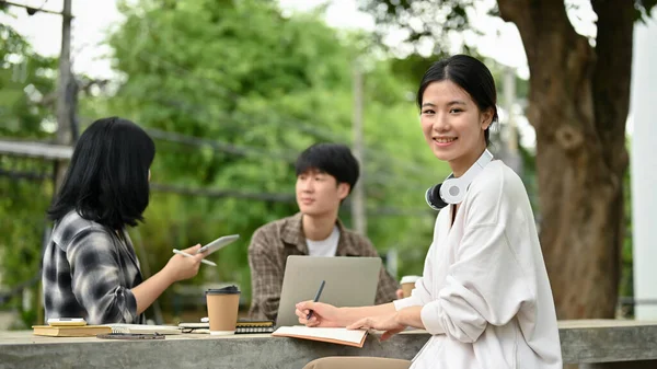 Uma Bela Sorridente Jovem Estudante Asiática Universitária Roupas Casuais Senta — Fotografia de Stock
