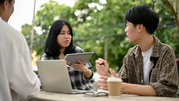 Uma Jovem Estudante Universitária Asiática Séria Discutindo Trabalho Compartilhando Suas — Fotografia de Stock