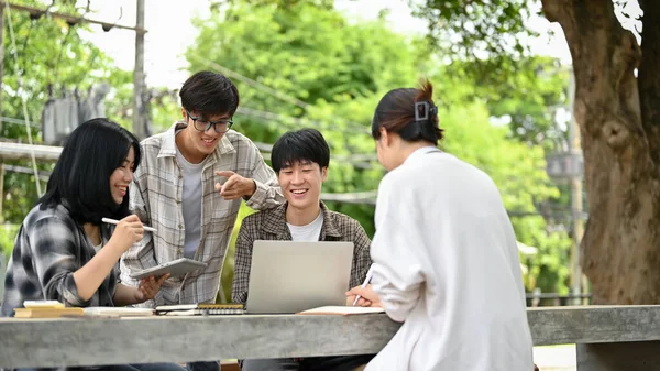 Grupo Jóvenes Estudiantes Universitarios Asiáticos Felices Positivos Disfrutan Hablando Compartiendo —  Fotos de Stock