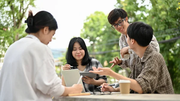 Grupo Jovens Estudantes Universitários Asiáticos Inteligentes Positivos Gosta Conversar Compartilhar — Fotografia de Stock