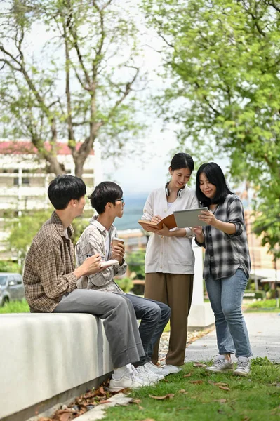 在午餐时间 一群聪明而积极的年轻亚洲大学生在校园公园里畅所欲言 分享他们的想法 — 图库照片