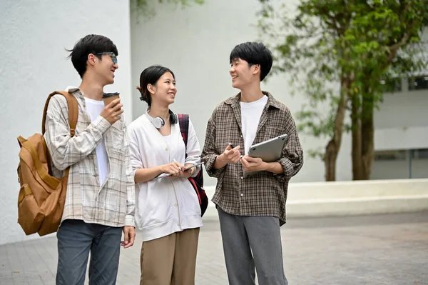 아시아 대학생들은 캠퍼스 공간을 이야기하고 자기들의 생각을 나누는 즐긴다 — 스톡 사진