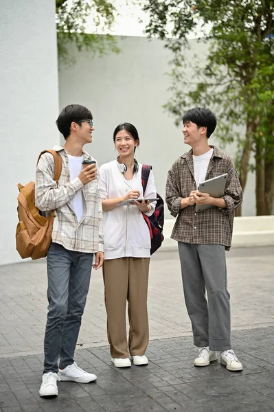 Grupo Jovens Estudantes Asiáticos Felizes Gosta Conversar Compartilhar Suas Ideias — Fotografia de Stock