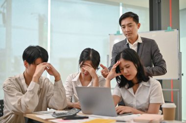 Ciddi ve profesyonel bir Asyalı erkek patron, başarısız projesinden ve çalışanlarının toplantıdaki amatör iş performansından şikayetçi..