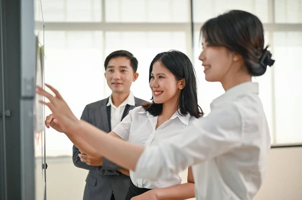 Attractive Confident Young Asian Female Marketing Worker Shared Her Ideas — Stock Photo, Image