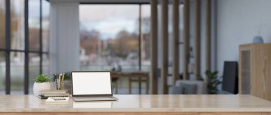 Ev çalışma alanı, dizüstü bilgisayar beyaz ekran maketi, kırtasiye malzemesi ve asgari konforlu oturma odasındaki bir masanın üstüne kopyalama alanı. 3d görüntüleme, 3d illüstrasyon