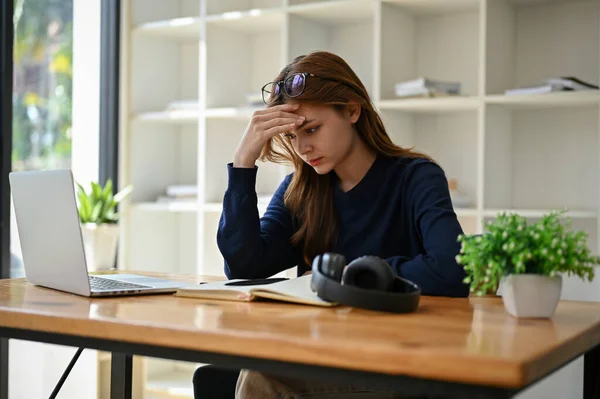Una Joven Mujer Negocios Asiática Estresada Pensativa Sienta Escritorio Oficina — Foto de Stock
