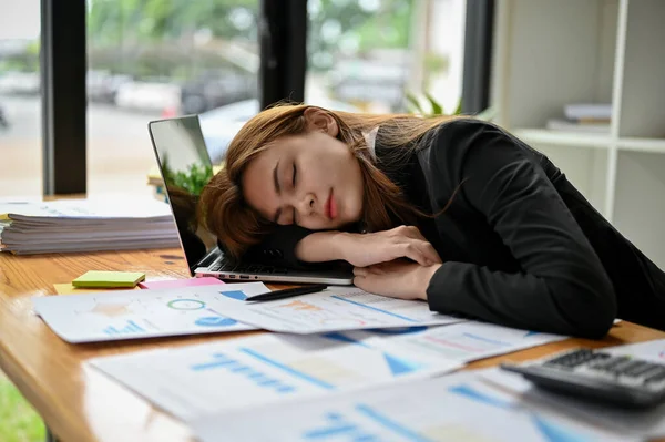 Una Joven Mujer Negocios Asiática Cansada Soñolienta Trabajadora Oficina Duerme — Foto de Stock