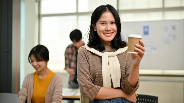 Een Portret Van Een Aantrekkelijke Jonge Aziatische Zakenvrouw Vrouwelijke Marketingassistent — Stockfoto