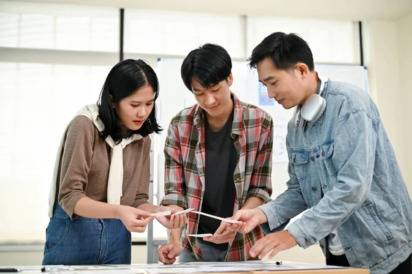 Team Grafici Asiatici Professionisti Sviluppatori Tecnologia Sta Condividendo Idee Brainstorming — Foto Stock