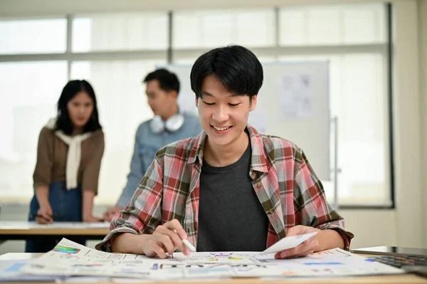 Een Gelukkige Slimme Jonge Aziatische Mannelijke Grafisch Ontwerper Ontwikkelaar Herziening — Stockfoto