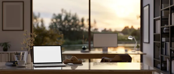 现代家庭办公室的笔记本电脑白色屏幕模型和桌面上的配件 3D渲染 3D说明 — 图库照片