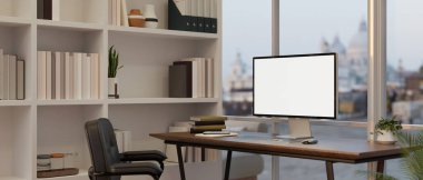 Geniş cam pencere duvarı, büyük kitaplık ve ofis sandalyesi üzerinde bilgisayar beyaz ekran modeli olan modern çağdaş bir ofisin iç tasarımı. 3d görüntüleme, 3d illüstrasyon