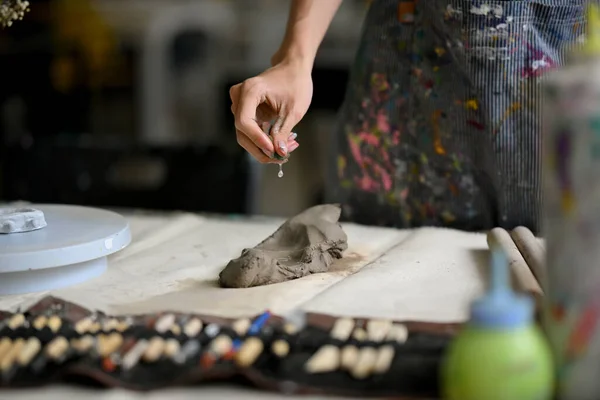 예술가가 도자기 스튜디오에서 질그릇을 만들기 찰흙을 반죽하는 모습을 사진이다 수공예 — 스톡 사진