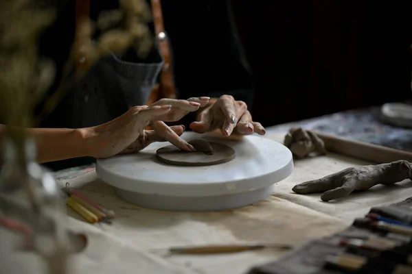 도자기 바퀴에 찰흙을 조각하거나 만들고 미술가의 모습을 클로즈업 스튜디오에서 장식을 — 스톡 사진