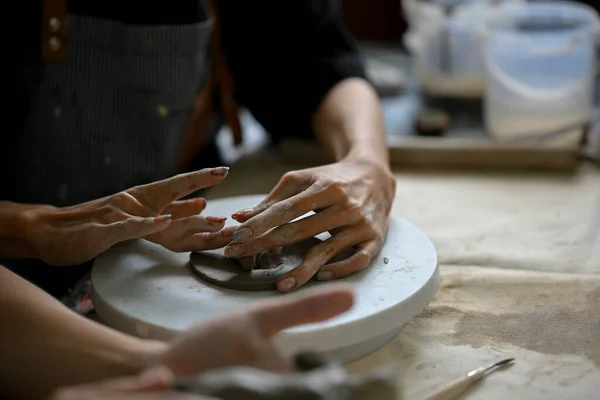 Close Mãos Imagem Homem Moldando Esculpir Argila Crua Uma Pequena — Fotografia de Stock