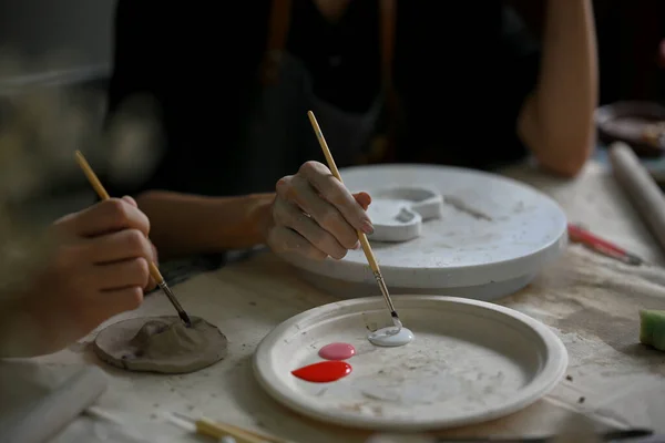 Крупный План Человека Наслаждающегося Рисованием Керамической Плиты Творческой Мастерской Своим — стоковое фото