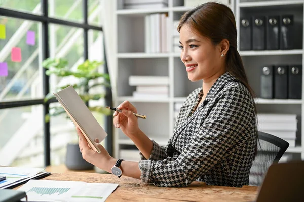 Uma Atraente Mulher Negócios Asiática Milenar Chefe Feminina Faz Uma — Fotografia de Stock