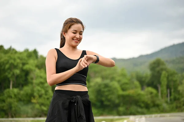 Een Gelukkige Lachende Aziatische Vrouw Sportkleding Controleert Haar Lopen Mijl — Stockfoto