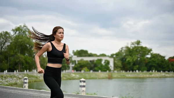 Een Sportieve Vastberaden Aziatische Vrouw Sportkleding Loopt Langs Straat Rond — Stockfoto