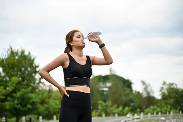 Een Vermoeide Dorstige Aziatische Vrouw Sportkleding Drinkt Water Uit Een — Stockfoto