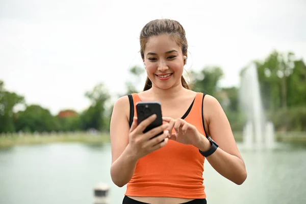 Spor Giyimli Bluetooth Earpod Takan Parkta Yalnız Koşmadan Önce Telefonunda — Stok fotoğraf