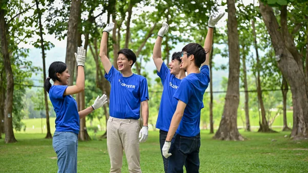 Μια Ομάδα Χαρούμενων Νεαρών Ασιατών Εθελοντών Στολή Σήκωσε Χέρια Για — Φωτογραφία Αρχείου