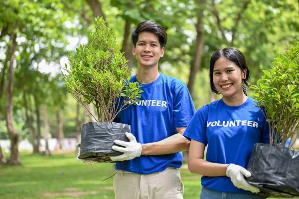 快乐的年轻的亚洲男女志愿者为他们的社区公园举行植树 义工和园艺活动 志愿工作 生态和社区可持续性概念 — 图库照片