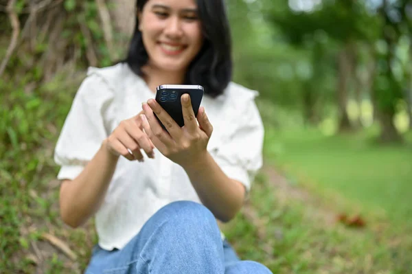 Imagen Cerca Una Hermosa Joven Asiática Usando Teléfono Inteligente Mientras — Foto de Stock