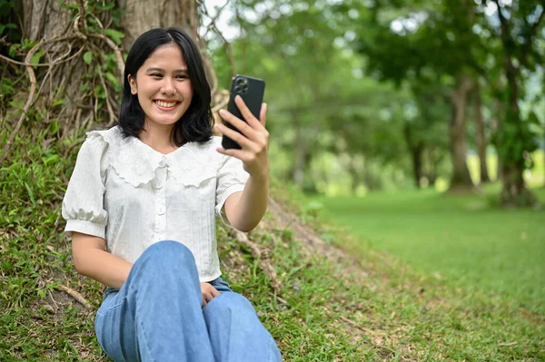 Una Joven Asiática Alegre Disfruta Hablando Con Amiga Una Videollamada — Foto de Stock