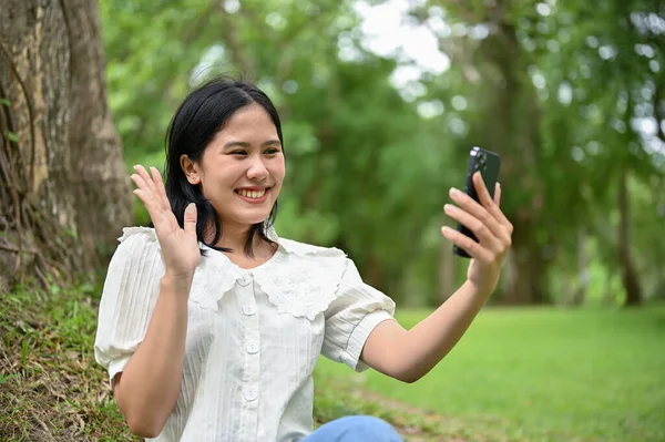 Una Joven Asiática Alegre Ropa Casual Disfruta Hablando Con Amiga — Foto de Stock