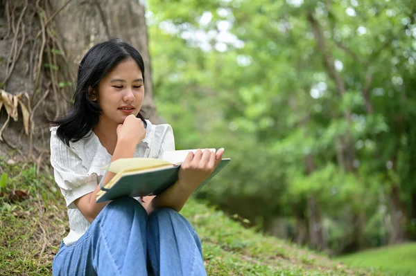 Egy Gyönyörű Fiatal Ázsiai Arra Koncentrál Hogy Könyvet Olvasson Miközben — Stock Fotó