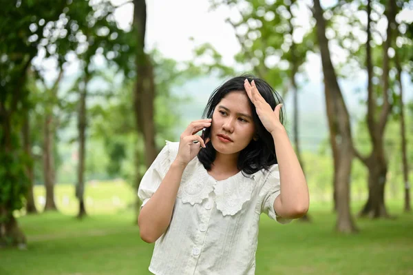 Una Joven Asiática Está Llamando Amiga Mientras Puede Encontrarla Perderse — Foto de Stock