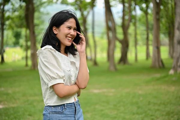 Una Joven Asiática Encantadora Feliz Disfruta Hablando Por Teléfono Con — Foto de Stock
