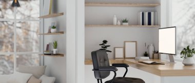 Beyaz, minimalist İskandinav ev ofisinin tahta bir masa, siyah ofis sandalyesi ve dekorlu beyaz ekran modeli. 3d görüntüleme, 3d illüstrasyon
