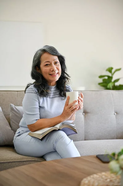 아시아 여성의 거실의 소파에서 커피를 마시며 긴장을 — 스톡 사진