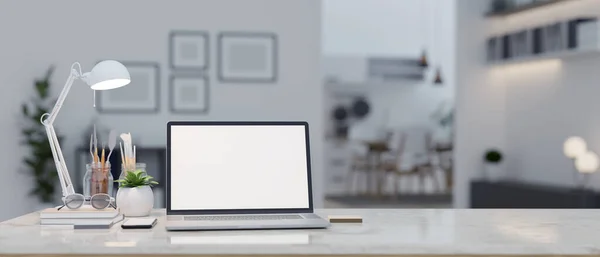 Een Laptopmodel Met Wit Scherm Schildergereedschap Tafellamp Decor Een Tafel — Stockfoto