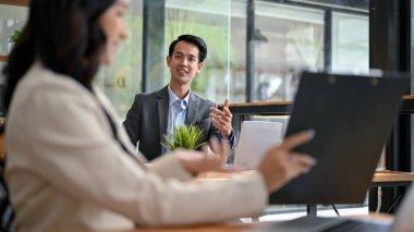 Dost canlısı ve zeki bir Asyalı işadamı ofiste bir bayan meslektaşıyla iş hakkında konuşuyor ve tartışıyor. Takım çalışması, iş arkadaşı, iş arkadaşı