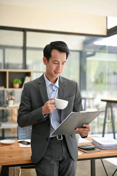 미남스럽고 밀레니엄 아시아 사업가 사무실에 커피를 마시고 — 스톡 사진