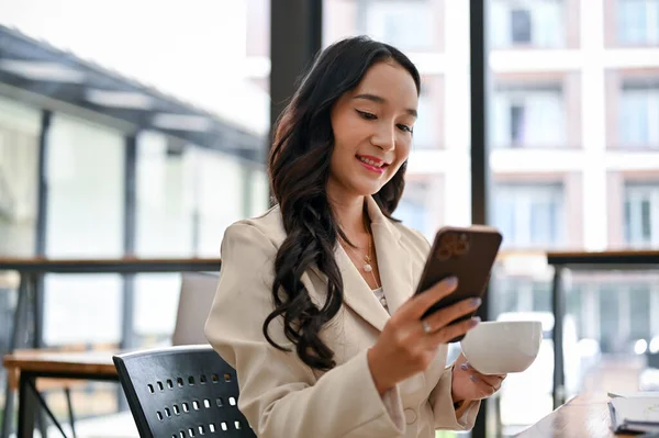 Lykkelig Sjarmerende Asiatisk Forretningskvinne Eller Kvinnelig Manager Som Bruker Smarttelefonen – stockfoto