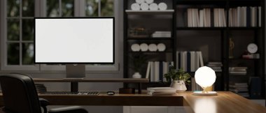 Geceleri masa üzerinde bilgisayar beyaz ekran maketi, lamba ve aksesuarları olan modern bir çalışma alanı. 3d görüntüleme, 3d illüstrasyon