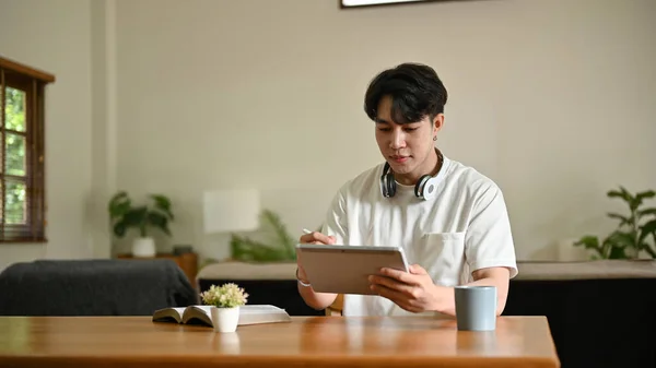 Ein Hübscher Junger Asiatischer Mann Bedient Sein Digitales Tablet Einem — Stockfoto