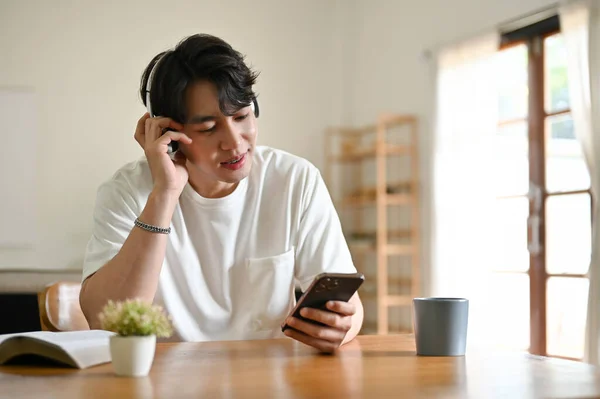 Een Ontspannen Gelukkige Jonge Aziatische Man Casual Kleding Luisteren Naar — Stockfoto