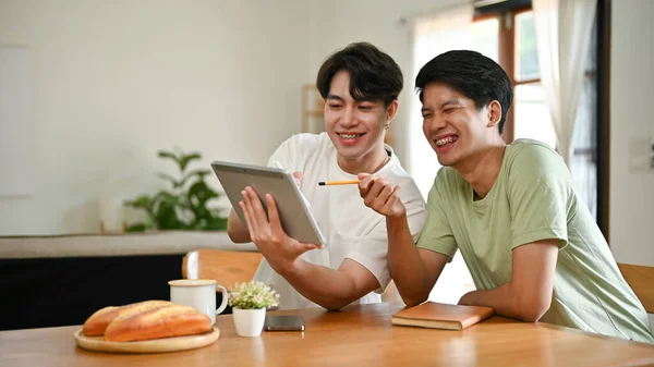 Två Glada Och Glada Unga Asiatiska Män Tittar Roliga Videor — Stockfoto