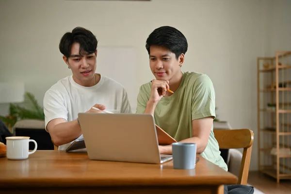 Ein Intelligenter Und Gut Aussehender Junger Männlicher Asiatischer College Student — Stockfoto