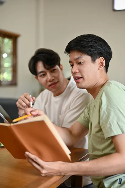 Ein Smarter Junger Asiatischer Männlicher College Student Gibt Seinem Freund — Stockfoto