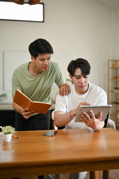 Två Fokuserade Unga Asiatiska Manliga Högskolestudenter Gör Sina Läxor Hemma — Stockfoto