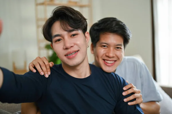 Retrato Una Encantadora Feliz Pareja Gay Asiática Casa Abrazándose Sonriendo — Foto de Stock